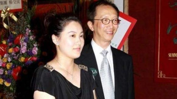 梁锦松|梁锦松为伏明霞买下医院，婚后与叶静子传绯闻，如今两人怎样了？