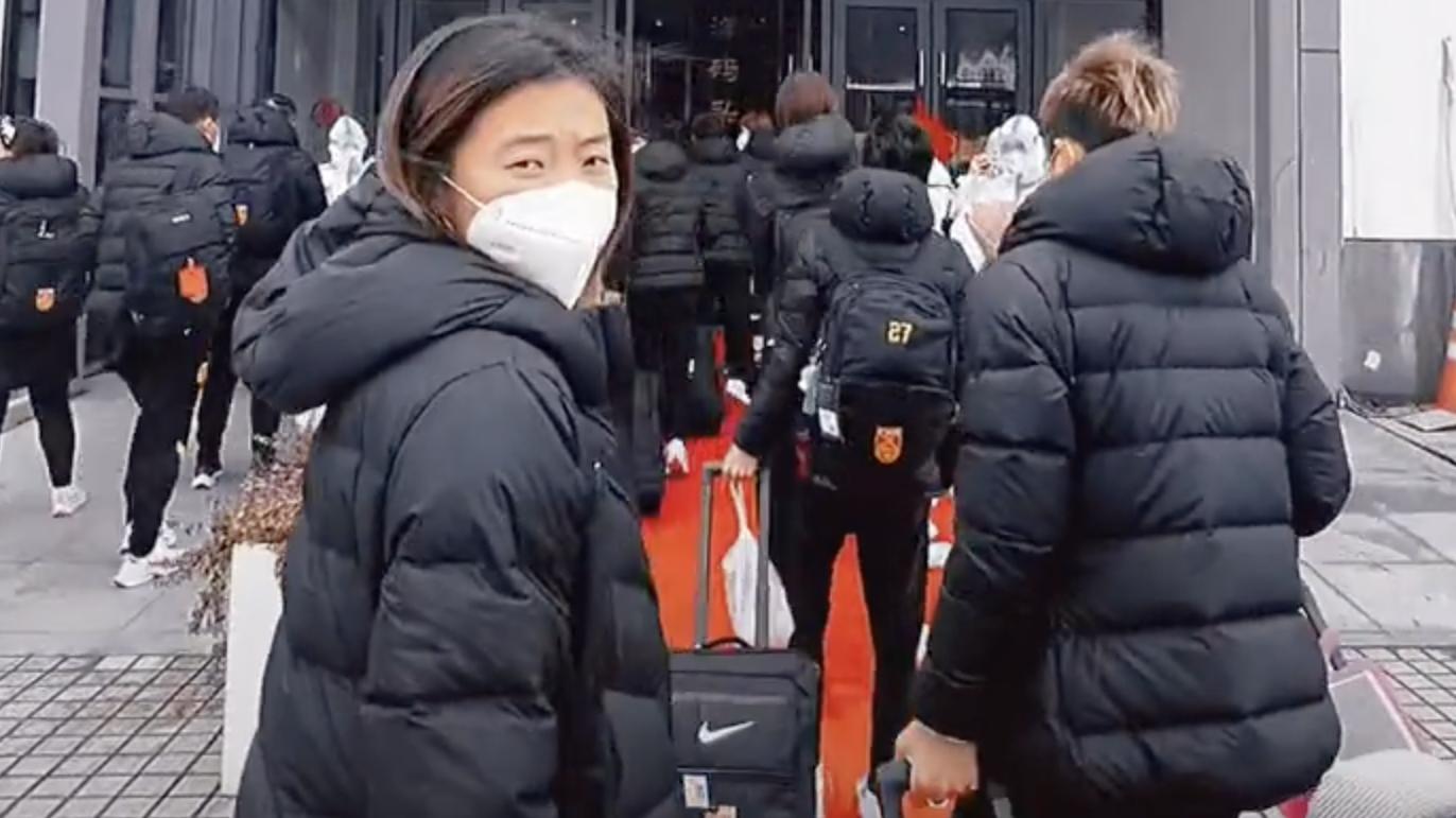 男足|大反转！男女足下榻不同酒店，房型差价上千，女足这番体现大格局