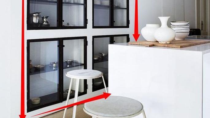 厨房橱柜不是只有一种装法，玻璃橱柜嵌入墙内，怎么看都高级