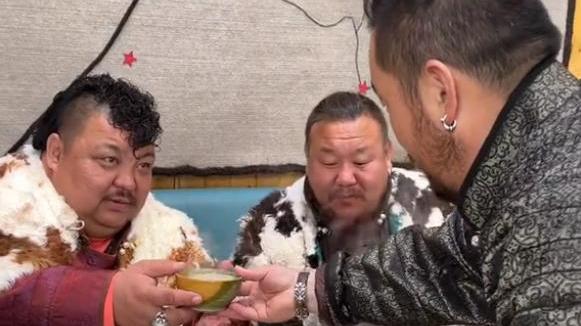 黄瓜 恩克减肥34天后回归，体重不降反增加，网友：安全带尽力了