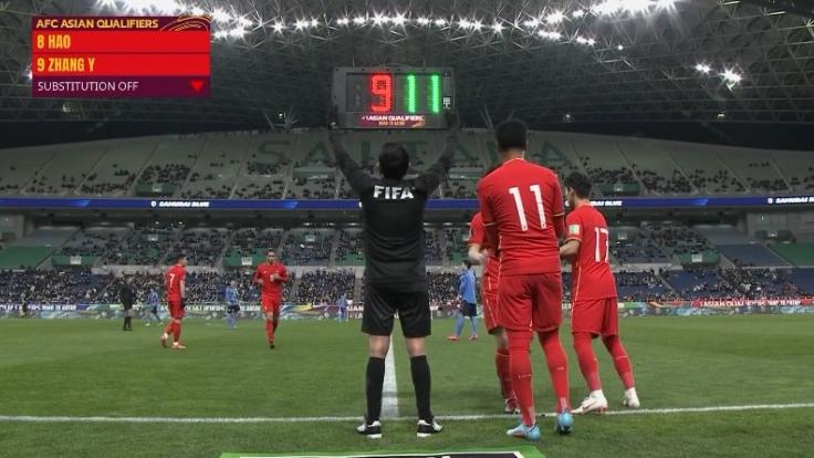 国足|重大争议！李霄鹏不敢换武磊，换上中国C罗和阿兰，只过5分钟丢球
