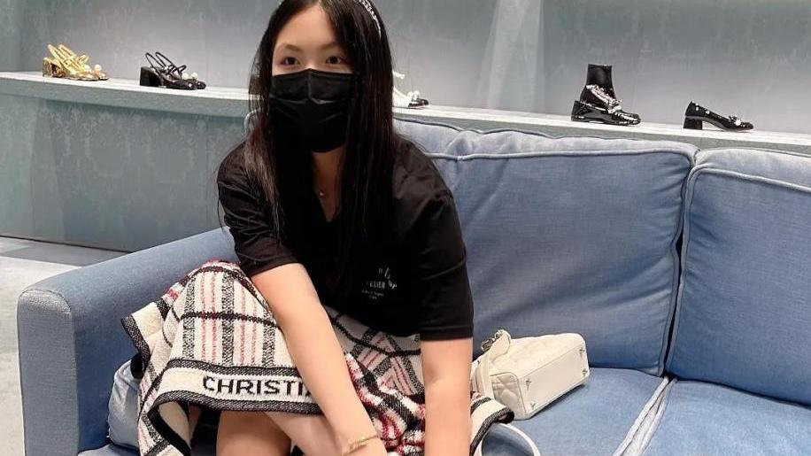 穿衣搭配|王诗龄越来越像李湘了，穿一身大牌现身商场，很有富家小姐的风范