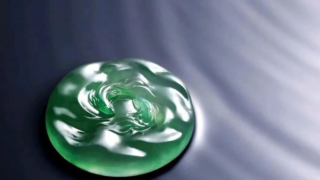 翡翠手镯|诱人的高冰玻璃地翡翠手镯心