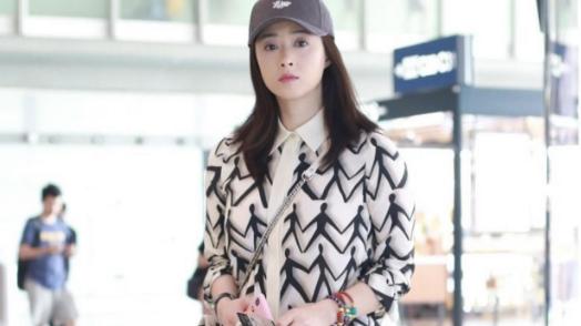 蒋欣|“羽毛球”的6厘米牛仔裤，蒋欣变身街头大妈，网友：真俗气！