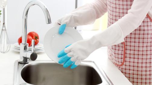 洗碗油腻又难洗？教你这么做，不脏手照样洗干净，比洗碗机还好用