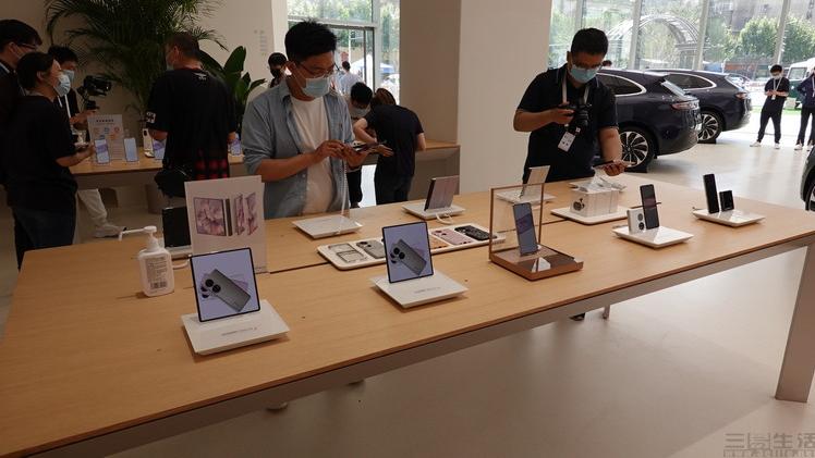 |在华中首家旗舰店里，还展现了华为的转型之路