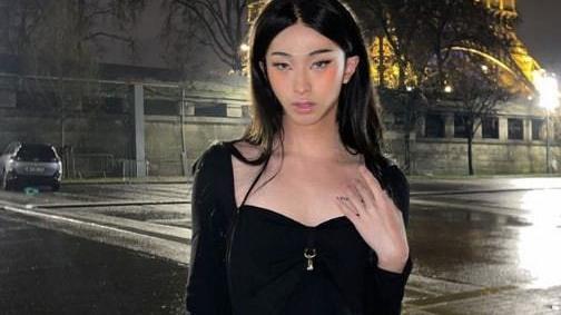 伊能静|?伊能静20岁儿子热衷女装，晒露肩装配波浪卷造型，比女生还妩媚