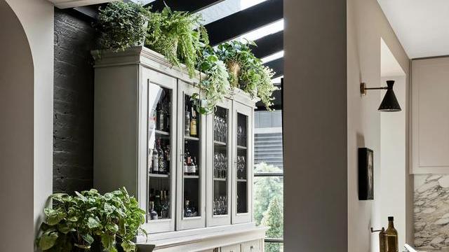 发现一个成功人士的家，仅大厨房就让人着迷，充满高级感，太美了