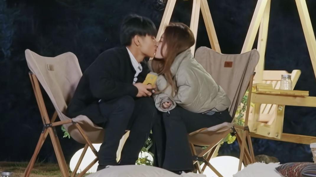 怦然心动20岁第二季|怦然心动20岁2：夏日热歌CP上演偶像剧画面，却因行为亲密引争议