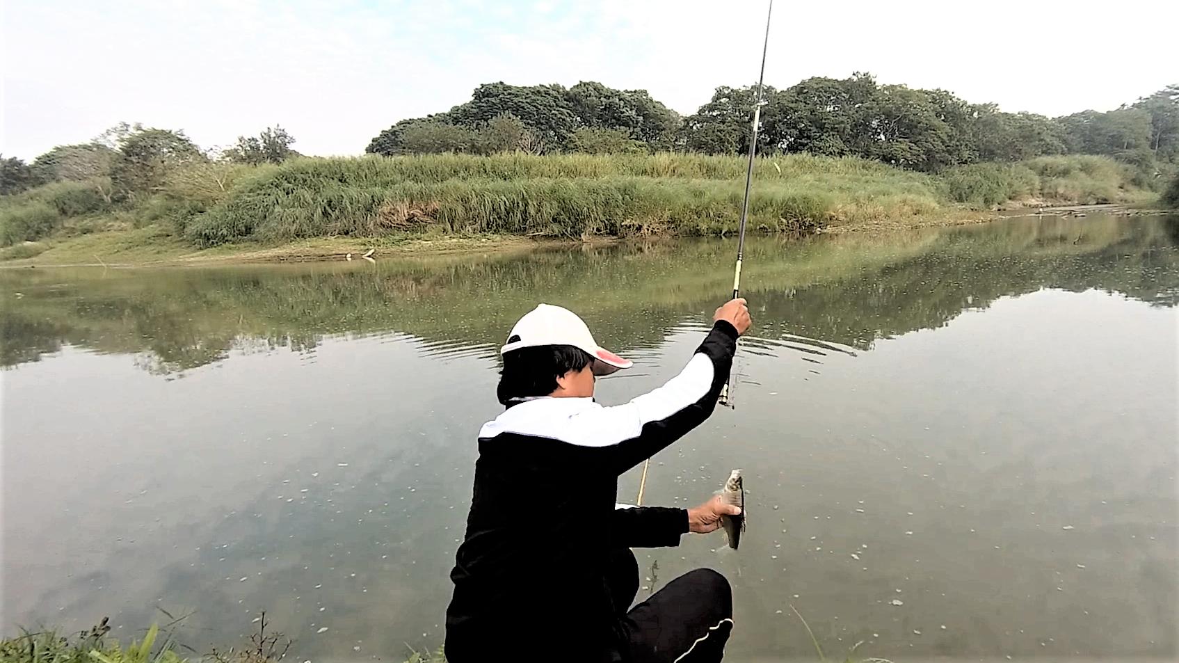 |初春钓鱼究竟钓深还是钓浅？找准这些位置巧妙打窝，钓获比平时多