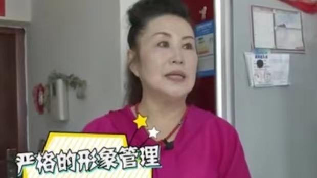 化妆 63岁大妈爱穿超短裙深V衣，倒垃圾买菜也要化妆，大爷：我纹眉了