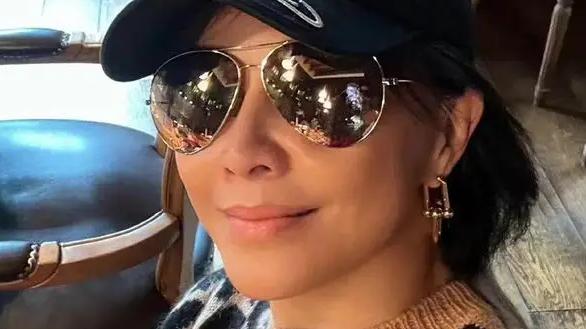 刘嘉玲|刘嘉玲在小区做核酸，黑色墨镜大红帽子，造型吸引眼球