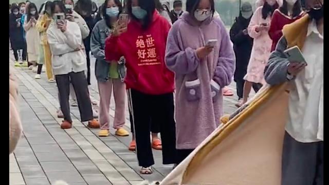 校园流浪狗咬女同学的衣服，还抢走她的拖鞋！女生：它是来报仇的