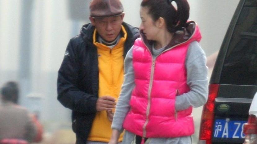 apk 王志文小8岁妻子太嫩了，穿芭比粉马甲挺高调，配高马尾似小姑娘