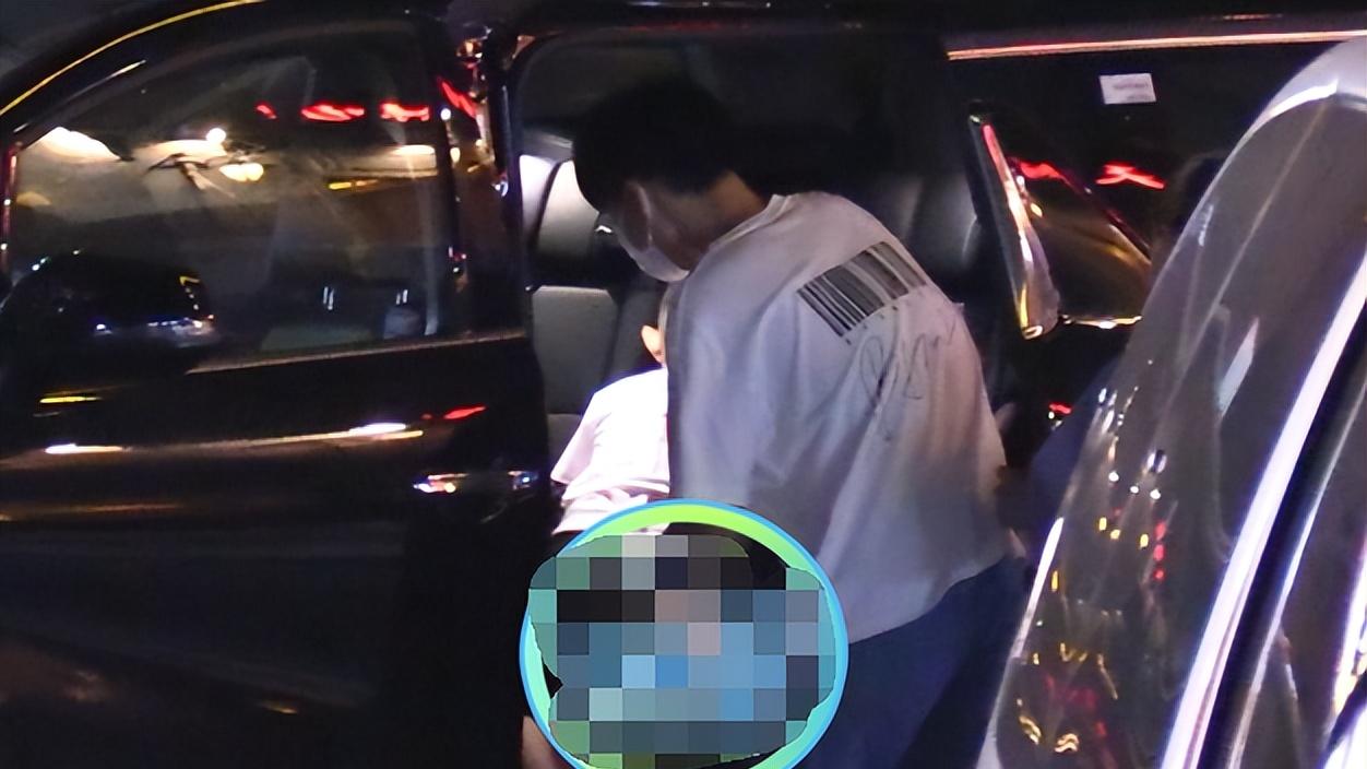 冯绍峰|赵丽颖冯绍峰再传复合！男方带娃聚餐被拍，一家三口疑在横店团聚