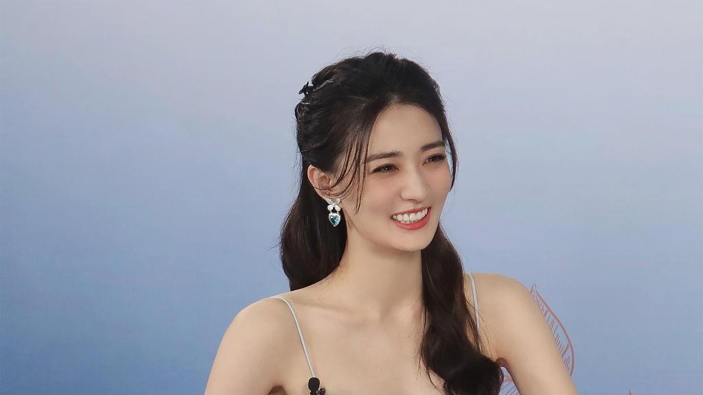 何超莲|徐璐参加品牌活动微卷长发宛如公主 穿浅蓝色连衣裙清新动人