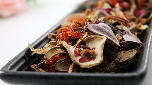 白术|湿气重的人常用它煎水喝，增强脾胃功能，或有助于快速祛湿