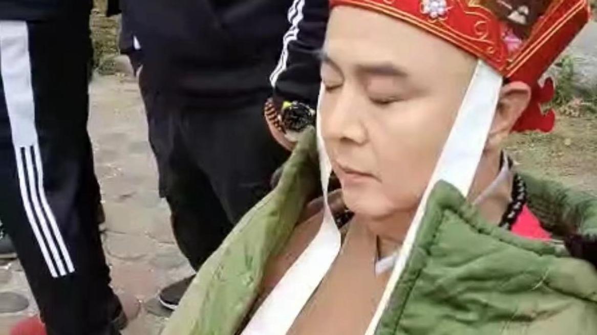 唐僧|63岁唐僧徐少华街头嗨唱，场地简陋发福明显，给异性送红包遭围观