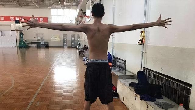 李楠|李楠家庭近况：和妻子相爱30年，儿子比他高21公分，却有一大隐患