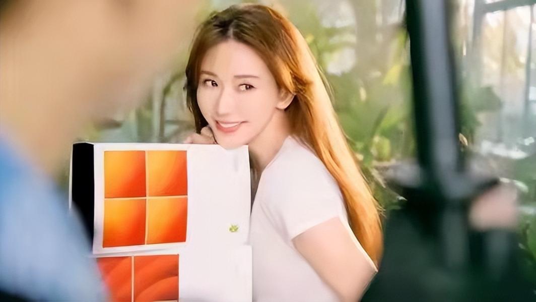 林志玲|47岁的林志玲真美，白色T恤配牛仔裤时尚减龄，曼妙的腰臀比绝了