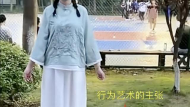 拥抱|“不敢抱，有点恐怖片的感觉”，一高校学生的艺术行为，引起争议