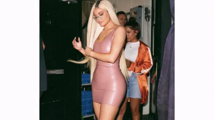 金·卡戴珊|超爱“橡胶礼服”, 三姐妹不同风格演绎, 秀身材一流