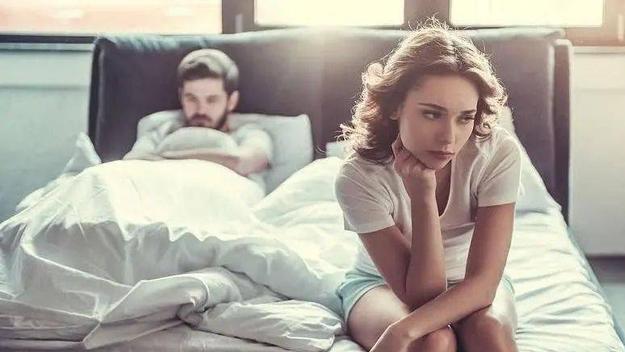 梦境交织，梦见老婆与女友同居一室的心理解析