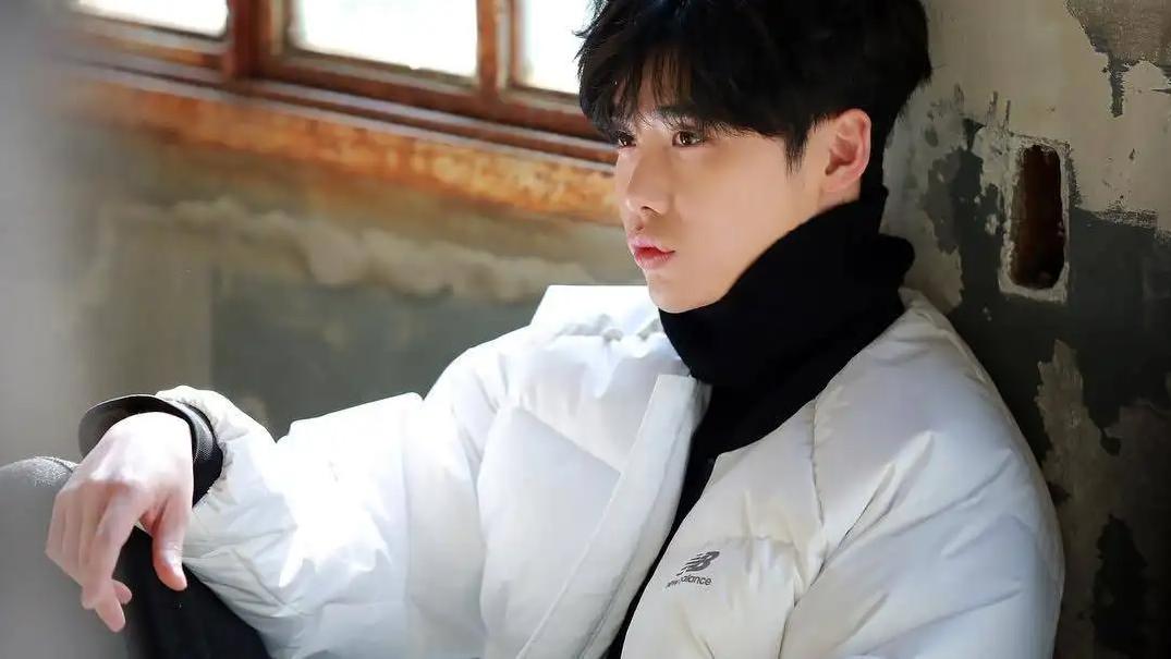 李钟硕|李钟硕现身活动引争议！发福后脸圆润了一圈，油腻感油然而生