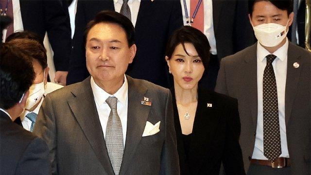 西班牙 韩国第一夫人结束西班牙之旅！穿斗篷蓝裙压轴，终于不再是小透明