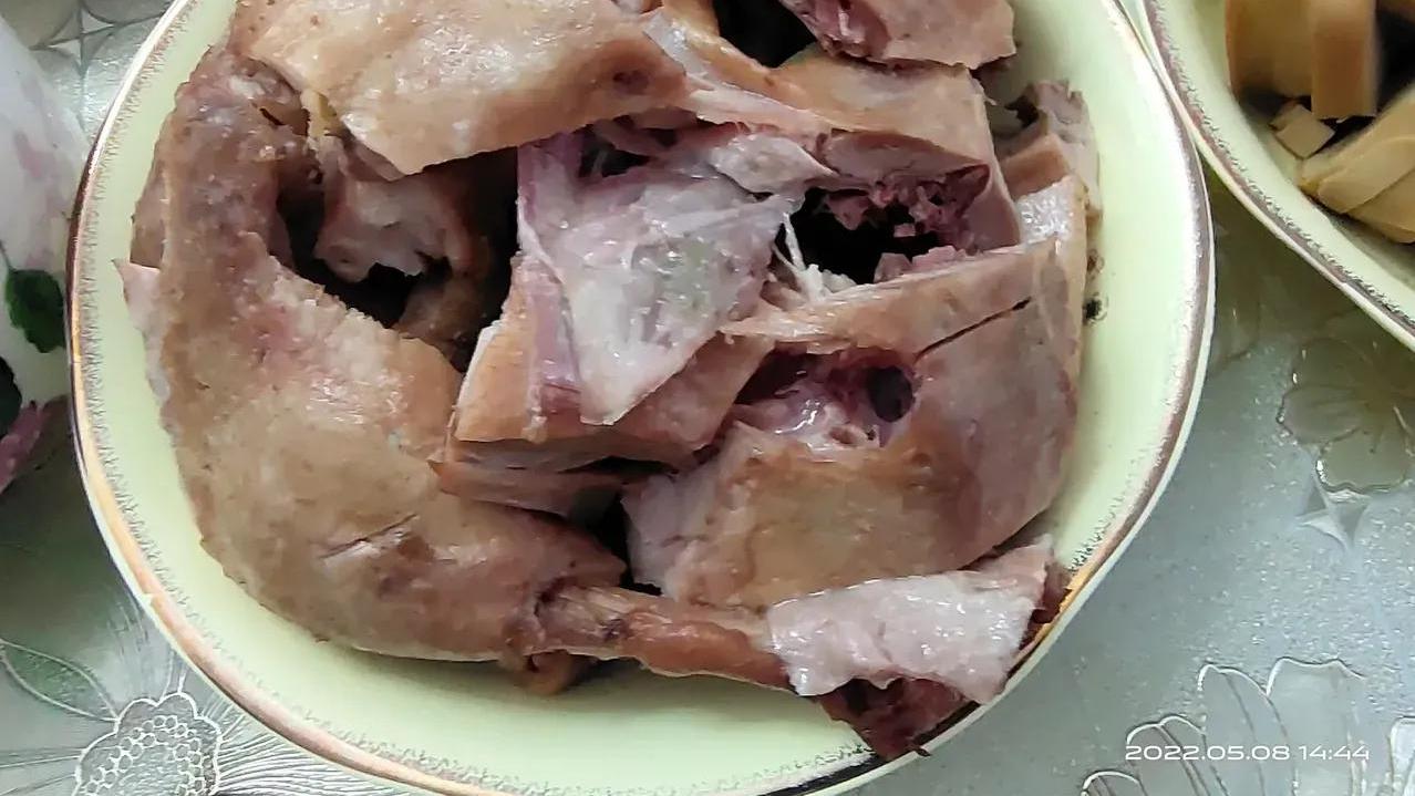 |东北儿媳晒母亲节午餐，6荤2素，网友：菜不少，没一道好吃的