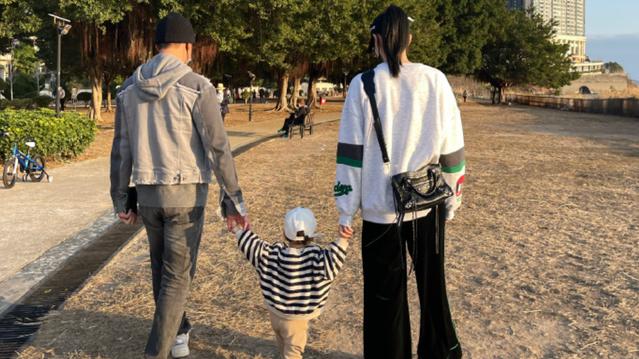 林峰|林峯带妻女一起工作，接受采访称想要3个孩子：期待虎年宝宝到来