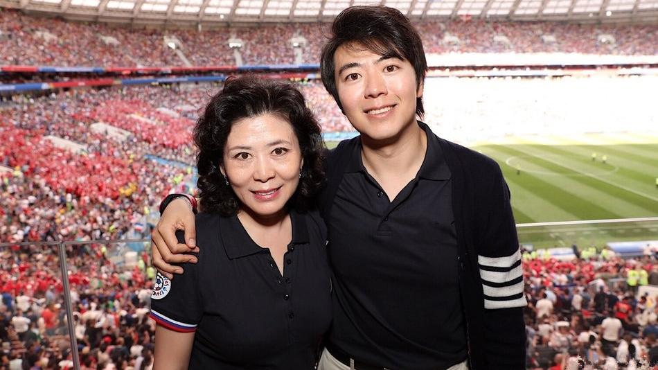 发型 郎朗妈妈强扮嫩，穿粉裙穿水晶鞋像小公主，可惜儿子同款脸显强势