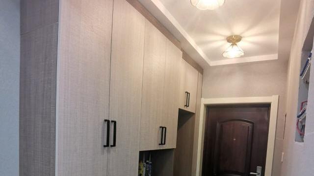 新房正在通风中提前晒晒，入户鞋柜很实用，电视墙漂亮又大气！