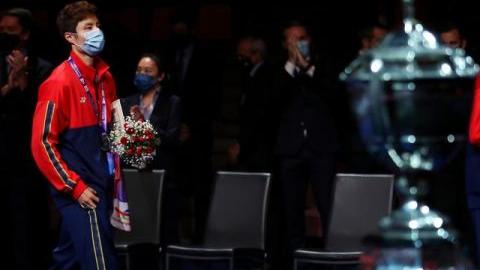 石宇奇|讨论，国羽男单主将石宇奇因不当言论被禁赛一年，孰轻孰重？