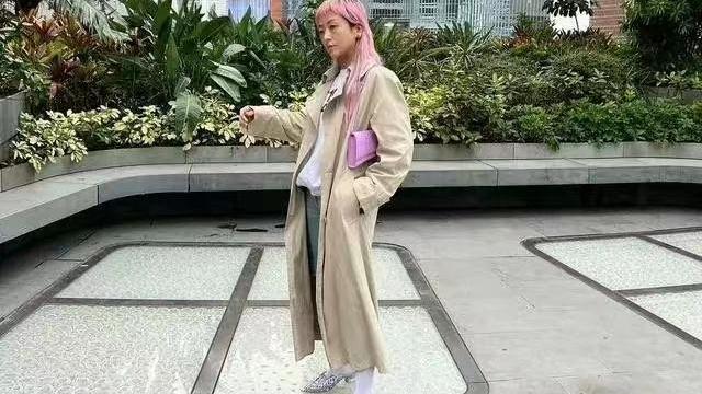 陈奕迅|陈奕迅48岁老婆晒自拍，打扮新潮，网友：精神指定有毛病