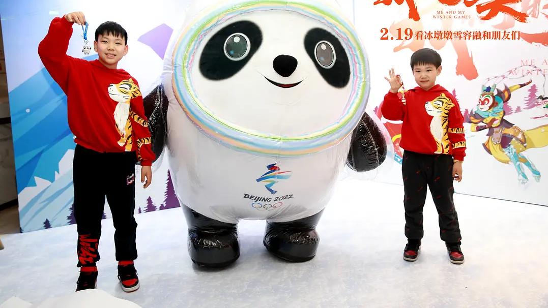 冰墩墩|冰墩墩火出圈了！《我们的冬奥》打赢好莱坞大片，但口碑堪忧