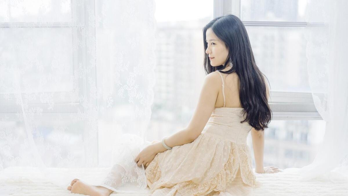 离婚3年不肯放手，中年男人哭诉：我爱她，但她太轻浮