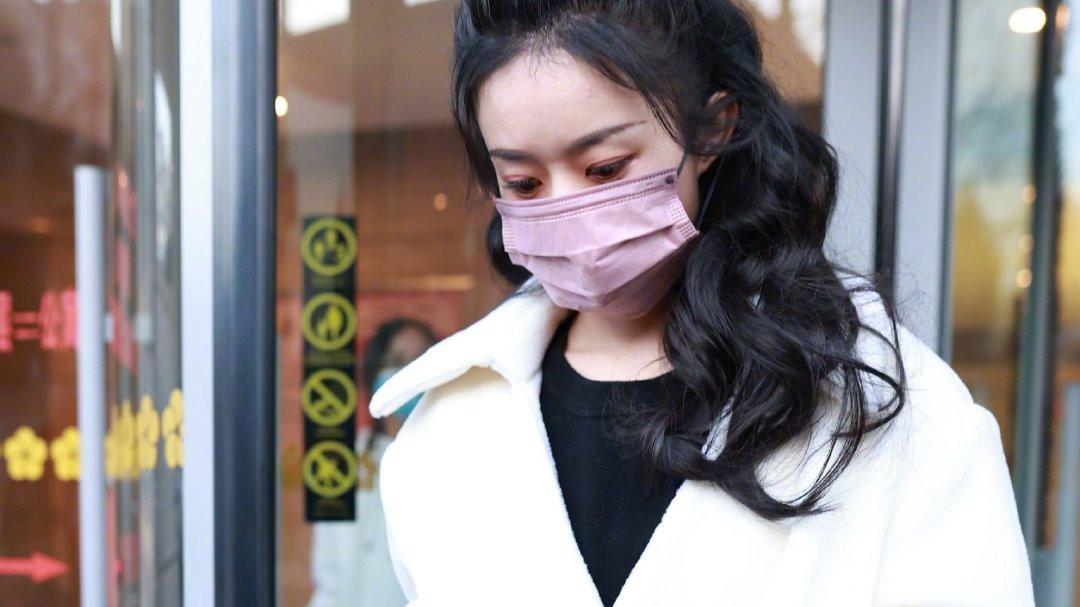 赵丽颖|赵丽颖不再低调！参加春晚联排的私服被美到，随性穿出舒服时尚感