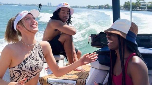 刘翔|谷爱凌穿短裤冲浪，抱着异性十分开心，真是肤白貌美，大长腿