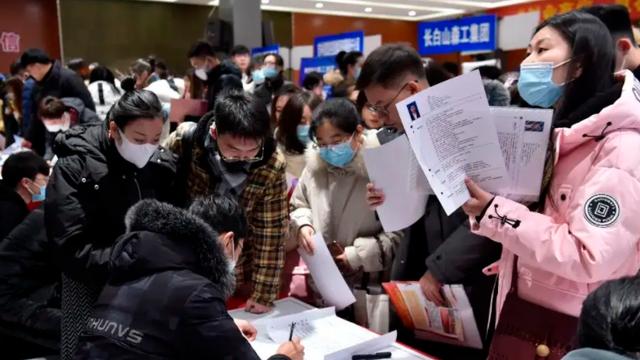 大学|上大学花费二十万，如今只是月薪2千多的前台，毕业生的吐槽引热议