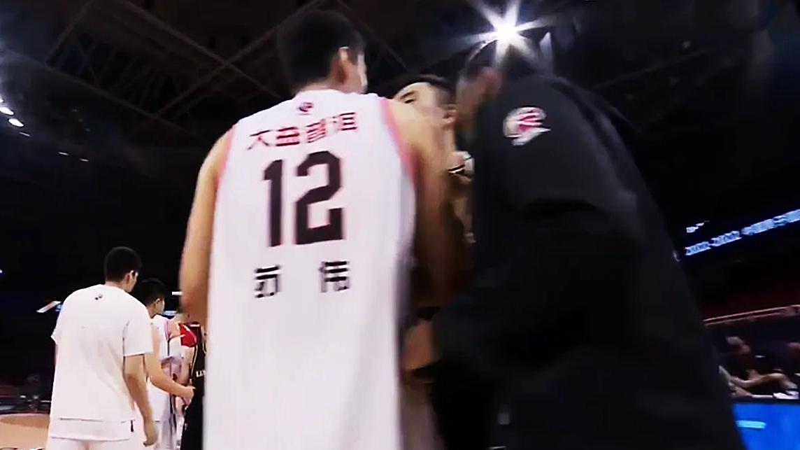 苏伟|够狠！苏伟假摔暗伤韩德君，手撕莫兰德发带，王薪凯表情亮了
