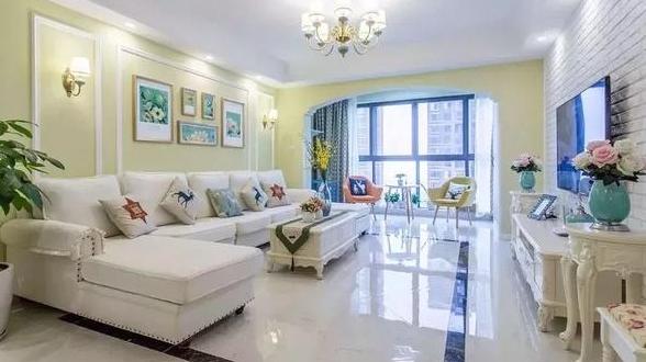 朋友新房装修完工，客厅的装修让人眼前一亮，满满家的温馨感