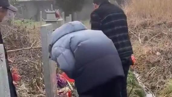 |孙海洋带孙卓去祭祖，孙卓3鞠躬显虔诚，却被网友吐槽不懂礼仪