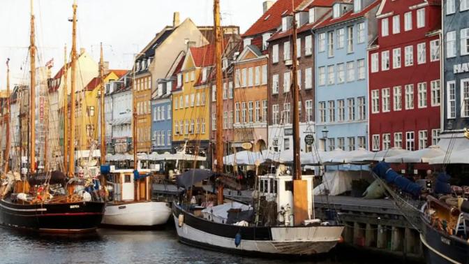 哥本哈根|哥本哈根的铜雕美人鱼虽小，但十分引人入胜，是人们向往的地方