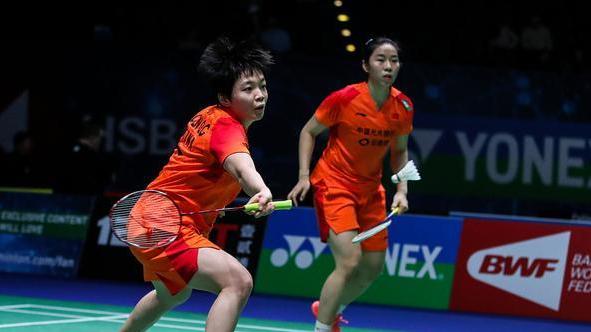 贾一凡|国羽世界冠军晋级8强！陈清晨贾一凡2：0零封对手，击掌庆祝胜利