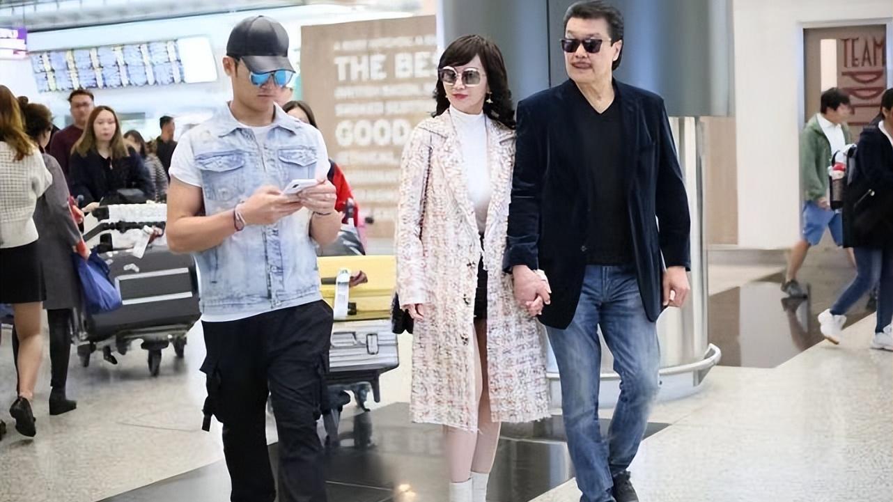 关悦|赵雅芝儿子长得真像她！一家三口走机场，儿子高调秀肌肉却像小孩