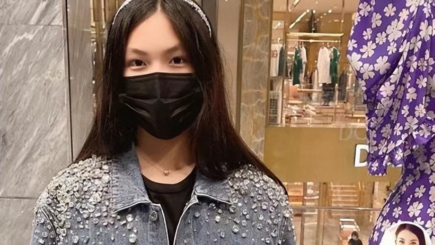 王诗龄|王诗龄怎么瘦这么快！跟李湘逛奢侈品店狂买，满身大牌模样都变了