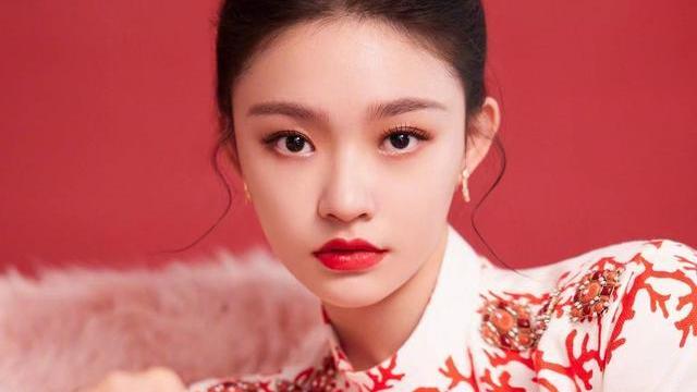 林允|林允真是越发迷人了，穿改良旗袍亮相央视元宵晚会，美得精致典雅