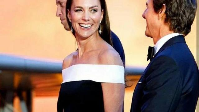 威廉|凯特露肩裙捧场首映式眼压全场，阿汤哥手扶王妃，威廉眼神亮了