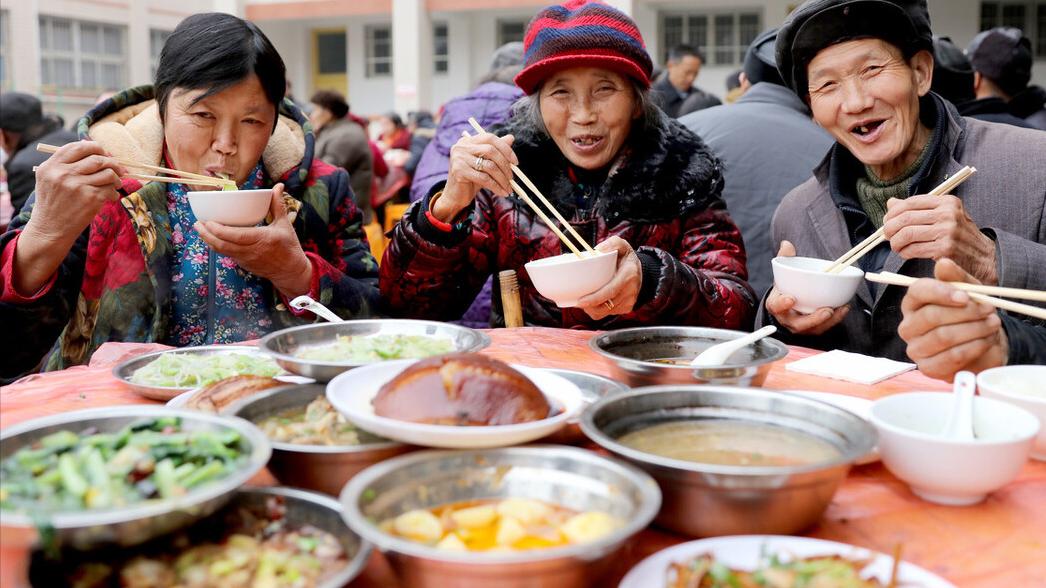 |农村酒席，为啥年轻人宁可礼到人不到，他们不爱吃吗？看完明白了